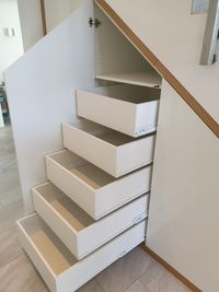 Schr&auml;ger Schrank unter Treppe mit Schubladen